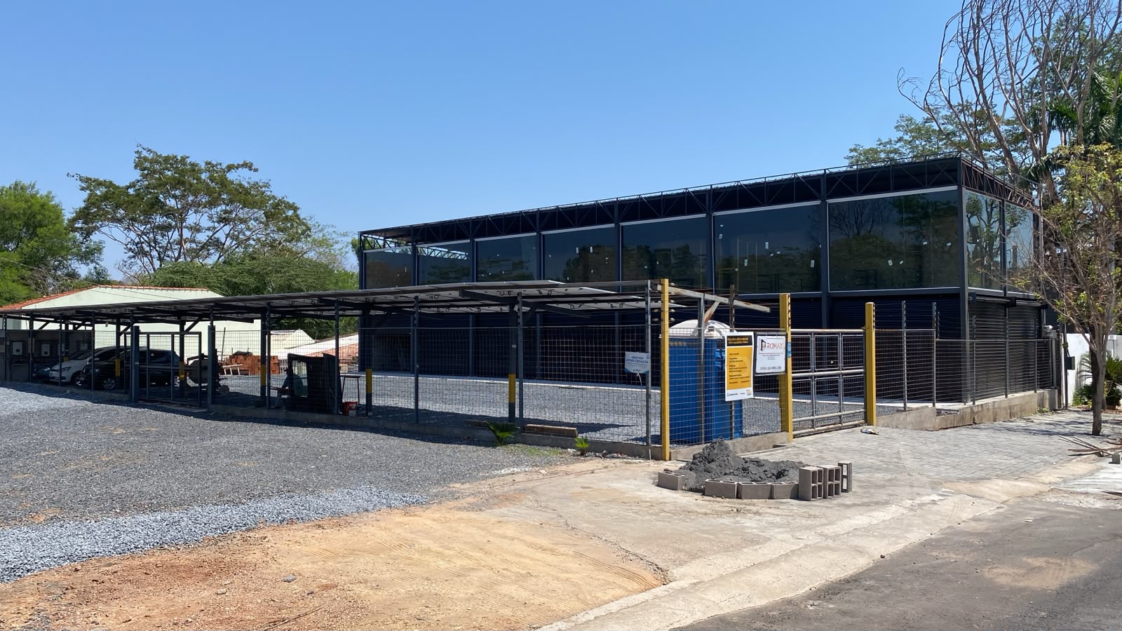Fachada do Open Mall 777 em construção, estrutura metálica e vidro
