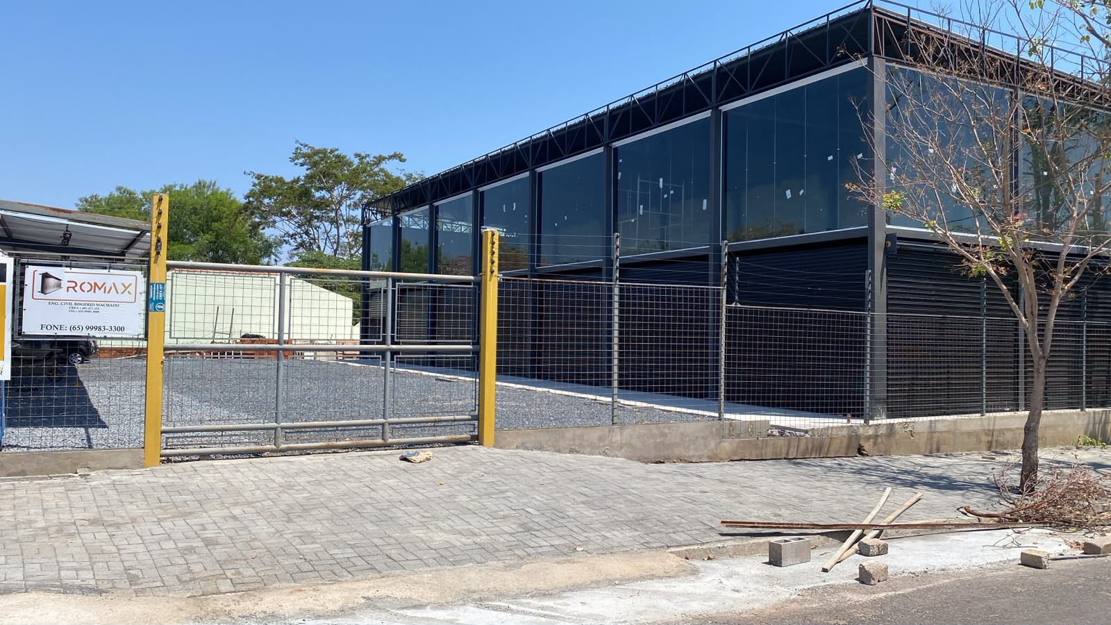 Portão de acesso e área de estacionamento do Open Mall 777