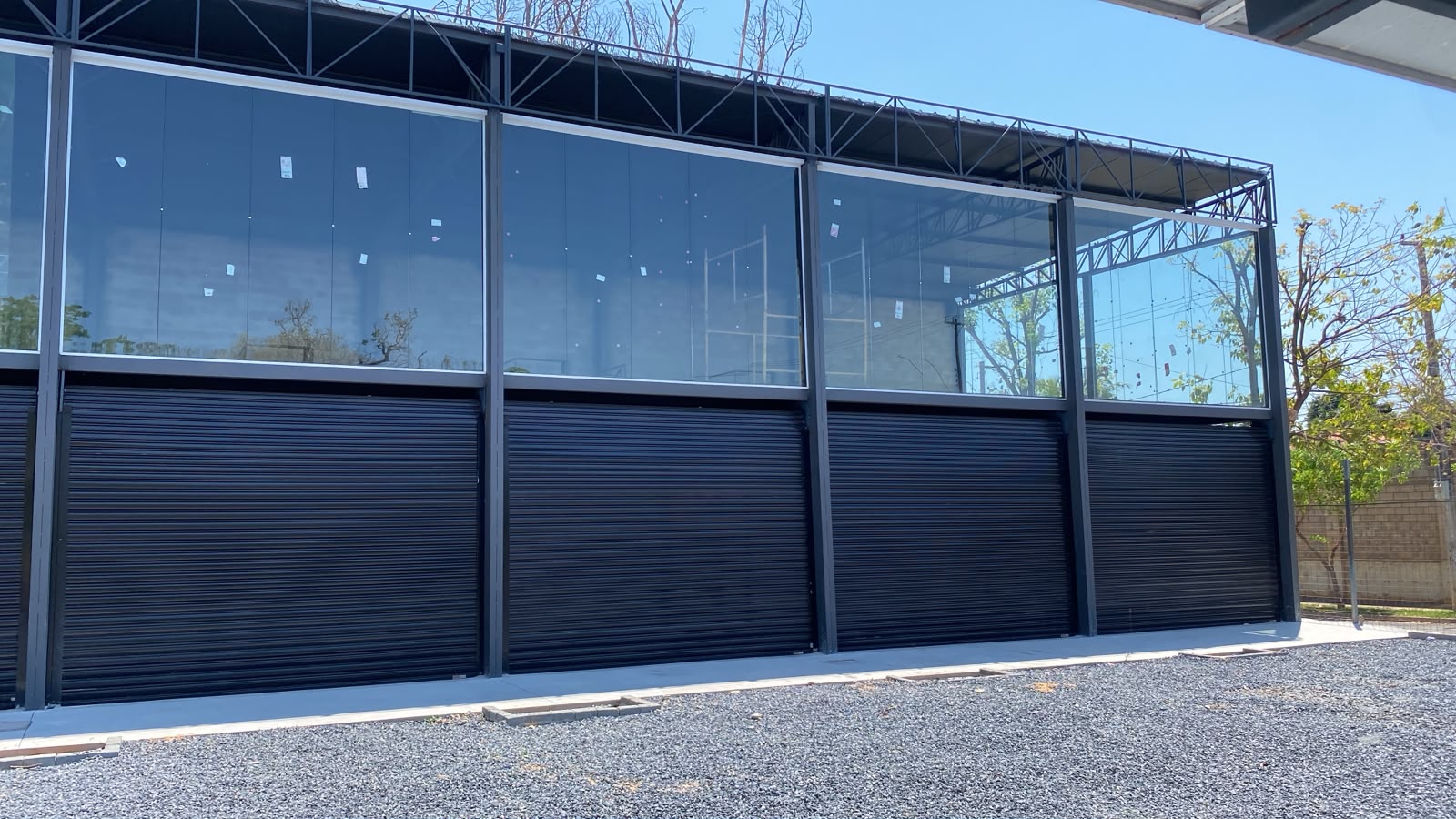 Detalhe das vitrines e fechamentos em vidro do Open Mall 777